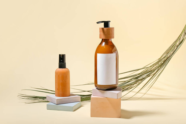 Renkli arka planda saç için doğal kozmetik şişeleri - Fotoğraf, Görsel