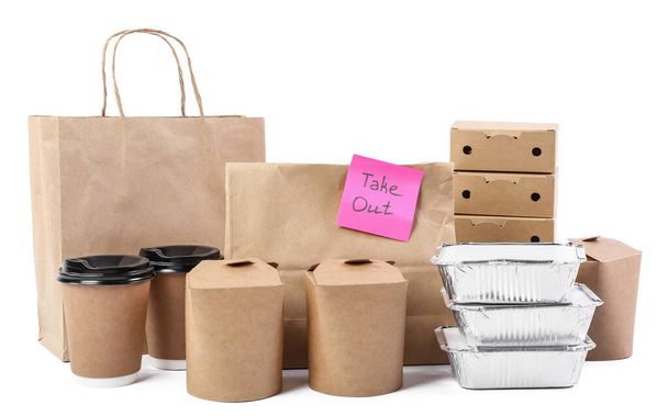 Χάρτινες σακούλες με αυτοκόλλητο Take OUT, δοχεία για τρόφιμα και ποτήρια σε λευκό φόντο - Φωτογραφία, εικόνα