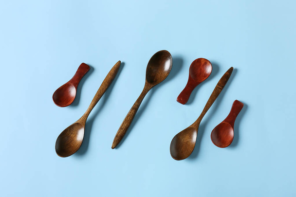 Différentes cuillères en bois sur fond de couleur - Photo, image