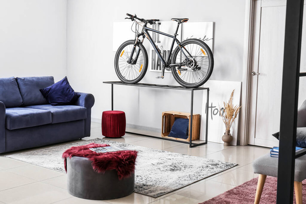 Bicicleta en el interior de la elegante sala de estar - Foto, imagen