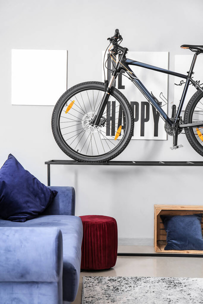 Bicicletta in interni di elegante soggiorno - Foto, immagini