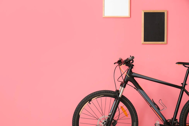 bicicleta moderna cerca de la pared de color - Foto, Imagen