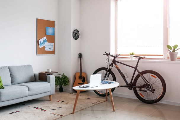 Belső tér modern nappali kerékpárral és gitárral - Fotó, kép