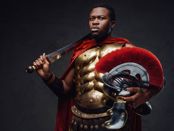 Stolzer römischer Krieger afrikanischer Abstammung mit Gladius - Foto, Bild