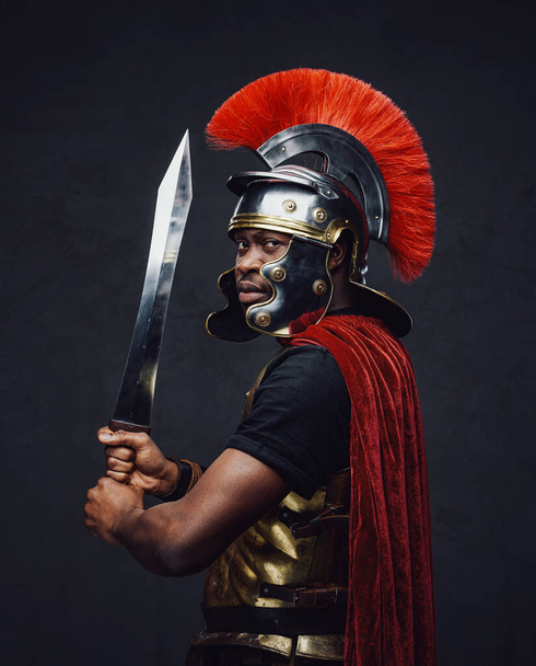 Guerrero romano africano con espada sobre fondo oscuro - Foto, imagen