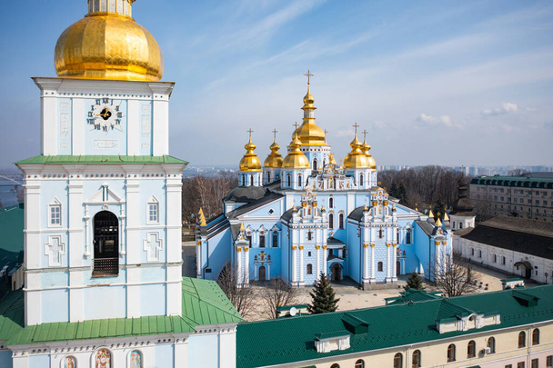 ウクライナのキエフ-2021年4月1日:ウクライナのキエフにある聖ミカエル黄金ドーム修道院。ドローンからの眺め - 写真・画像