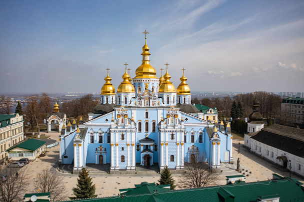 Kiev, Ucraina 1 aprile 2021: Monastero di San Michele a Kyiv, Ucraina. Vista dal drone - Foto, immagini
