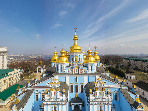 Kiev, Ucraina 1 aprile 2021: Monastero di San Michele a Kyiv, Ucraina. Vista dal drone - Foto, immagini