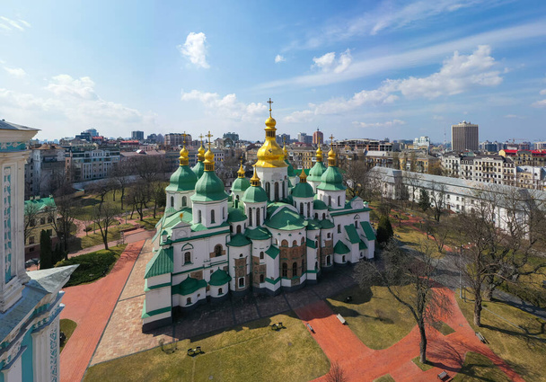 Kiev, Ucrania - 1 de abril de 2020: Catedral de Santa Sofía, Kiev. Vista desde el dron - Foto, imagen