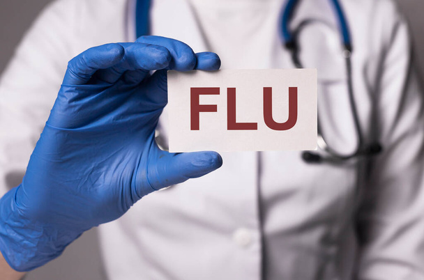 Inscripción de gripe o gripe, palabra en manos del médico. - Foto, Imagen