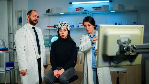 Команда медицинских исследователей тестирует нервную систему женщины-пациента - Фото, изображение