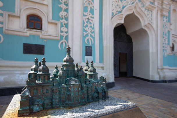 Kiev, Ukraine - 1er avril 2021 : Modèle du monastère St. Michael's Golden-Domed à Kiev, Ukraine pour les aveugles de voir le monument. - Photo, image