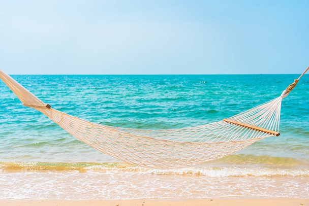 hamac blanc vide autour de l'océan de plage de mer pour le concept de vacances de voyage de loisirs - Photo, image
