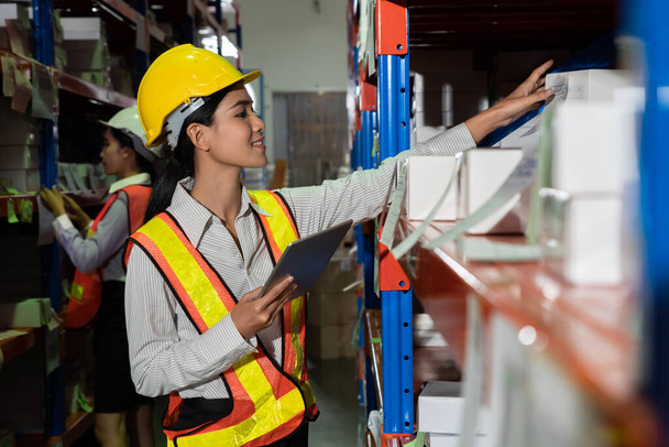 Женщина-работница склада, работающая на складе - Фото, изображение