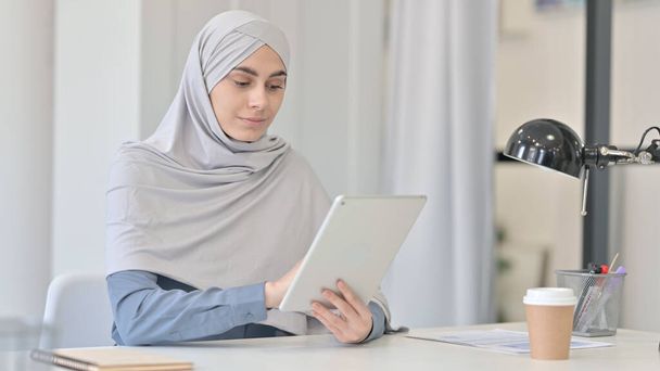 Attraente giovane donna araba che utilizza Tablet in ufficio  - Foto, immagini
