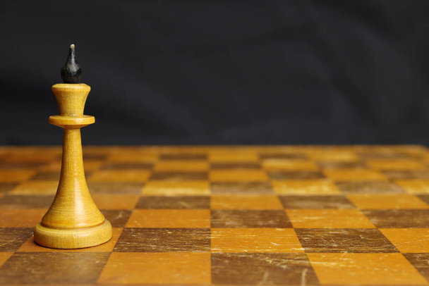 Pieza de rey de ajedrez vintage en un tablero de ajedrez vacío, concepto de victoria - Foto, imagen