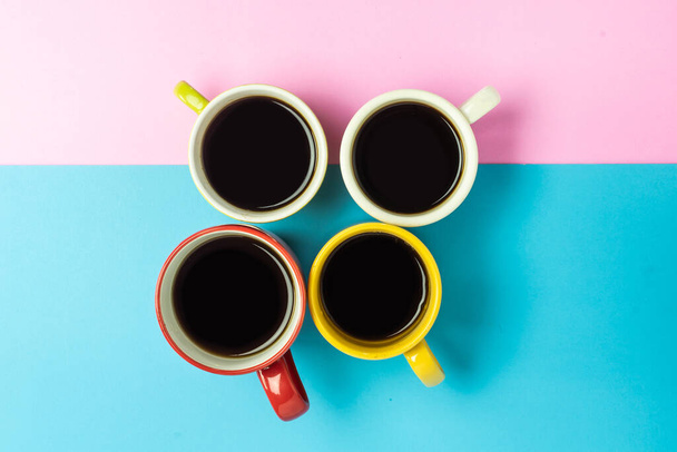 kopje koffie pastel toon blauw roze kleur achtergrond - Foto, afbeelding