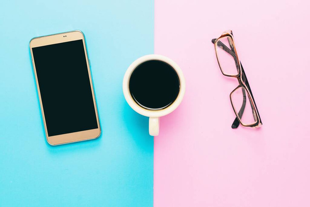 composition plate laïque avec tasse à café, smartphone, lunettes - Photo, image