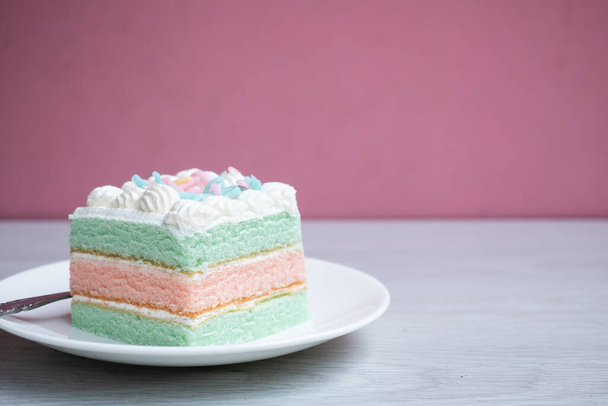 Слой торт на тарелке - Фото, изображение