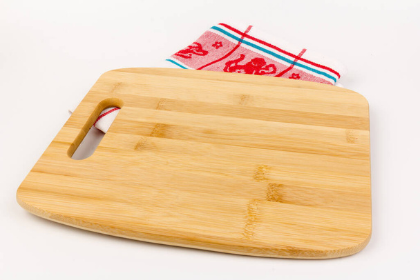 Tabla de cortar sobre un fondo blanco. Tableros para cortar hechos de bambú natural.Textura. - Foto, imagen