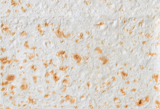 Armeense en Turkse ongezuurde platte brood, Close-up. Getextureerde lavash achtergrond. Textuur van dun traditioneel vers gebakken oosters brood. - Foto, afbeelding