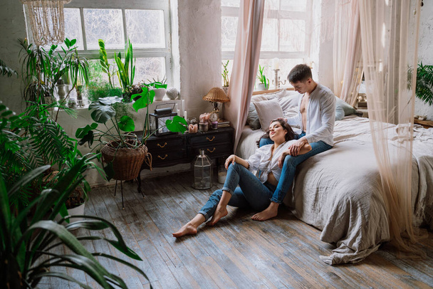 молода пара проводить час у своєму прекрасному заміському будинку
 - Фото, зображення