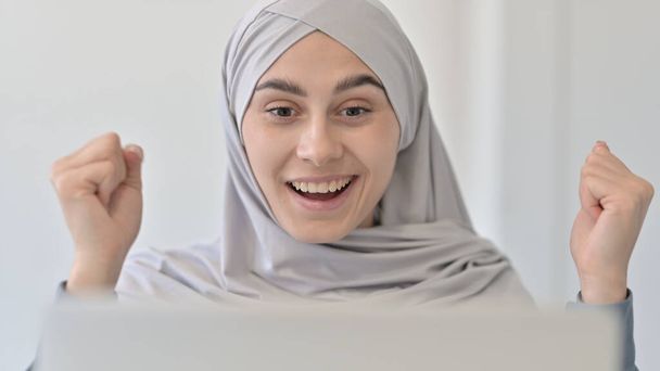 Arab Woman with Laptop Celebrating Success  - Foto, Imagem