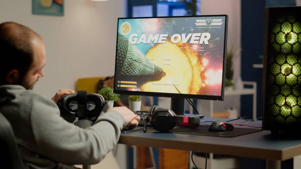 Videogamer ztrácí grafiku kyberprostor videohry sedí na herní židli - Fotografie, Obrázek