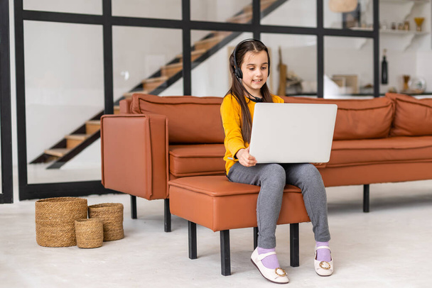 Kleines Mädchen mit digitalem Laptop-E-Learning-Konzept - Foto, Bild