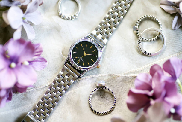 Reloj de pulsera y anillos de plata, accesorios de moda - Foto, Imagen
