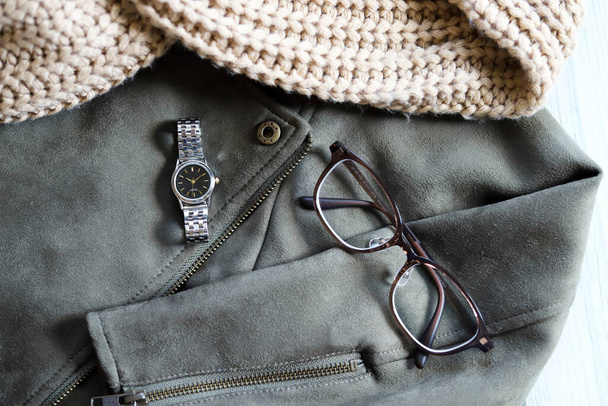 jaqueta pilotos e snood, óculos de olho e relógio de pulso / moda roupa de inverno - Foto, Imagem