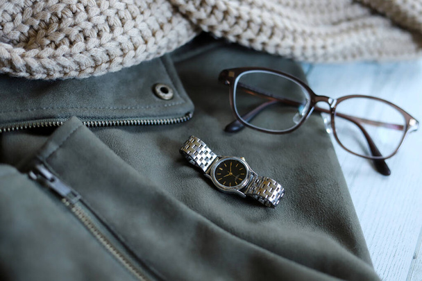 jezdci bunda a snood, oční brýle a náramkové hodinky / zimní oblečení móda - Fotografie, Obrázek