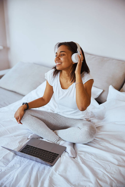 Iloinen Afro Amerikkalainen nainen kuuntelee musiikkia kotona - Valokuva, kuva