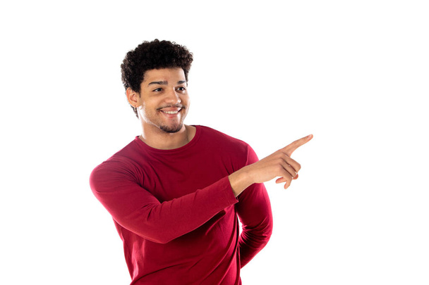 Netter afrikanisch-amerikanischer Mann mit Afro-Frisur, der ein weinrotes T-Shirt auf weißem Hintergrund trägt - Foto, Bild