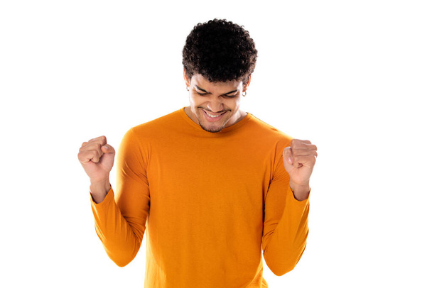 Schattig Afrikaans Amerikaans man met afro kapsel draagt een oranje T-shirt geïsoleerd op een witte achtergrond - Foto, afbeelding
