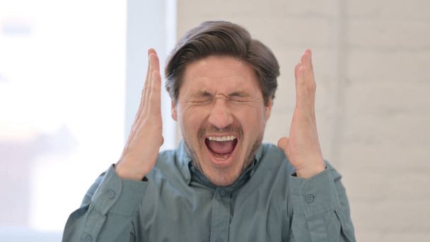 Πορτρέτο του ελκυστικού μεσήλικας άντρας ουρλιάζοντας, φωνάζοντας - Φωτογραφία, εικόνα