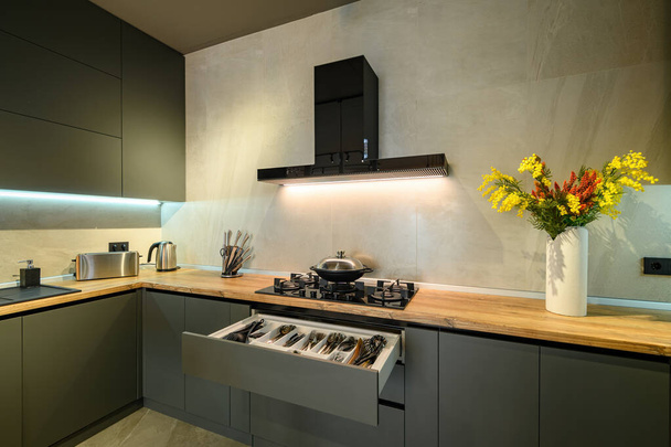 Moderni suuri ylellinen tummanharmaa keittiö, jossa vetolaatikko - Valokuva, kuva