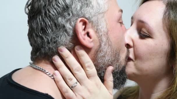 Mężczyzna i kobieta całujący się - Materiał filmowy, wideo