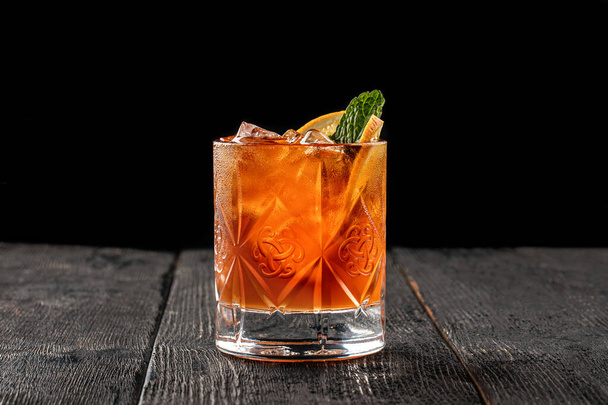 Świeży koktajl alkoholowy ozdobiony pomarańczą - Zdjęcie, obraz