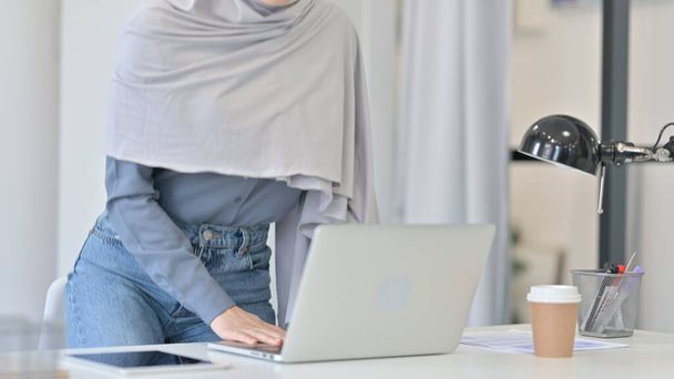 Νεαρή Άραβα Γυναίκα Επιστρέφει και Ανοίγει Laptop - Φωτογραφία, εικόνα