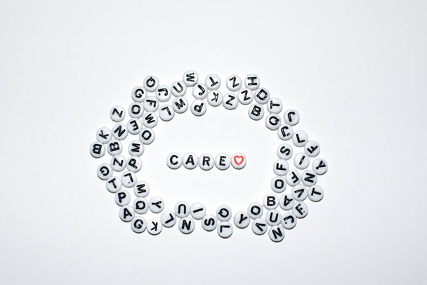 Pflegewort mit herzförmigem Buchstabendesign - Foto, Bild