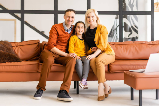 Perhe viettää aikaa yhdessä kotona - Valokuva, kuva