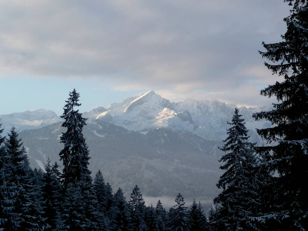 Alpspitze és Zugspitze hegyek télen, Bajorország, Németország - Fotó, kép