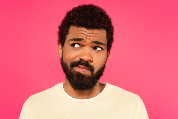 confused african american man isolated on pink - Foto, immagini