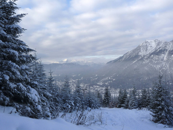 Bergpanorama in Beierse Alpen, in de winter - Foto, afbeelding