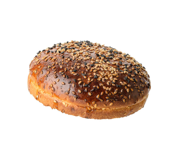 bovenste helft van gebakken bruine ronde sesam broodje voor hamburger, voedsel geïsoleerd op witte achtergrond - Foto, afbeelding