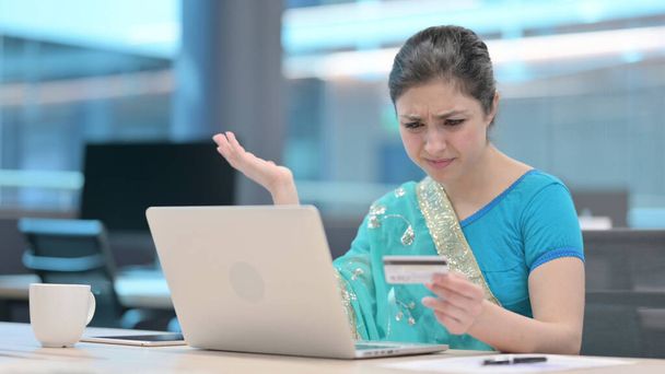 Mujer india con infructuosas compras en línea en el ordenador portátil  - Foto, Imagen