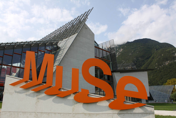 MuSe 'nin turuncu logosu, Trento, Trentino Alto Adige, İtalya' daki çocuklar için bilim müzesi - Fotoğraf, Görsel