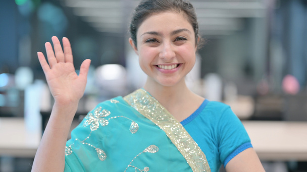 Mujer india joven saludando, dando la bienvenida - Foto, imagen