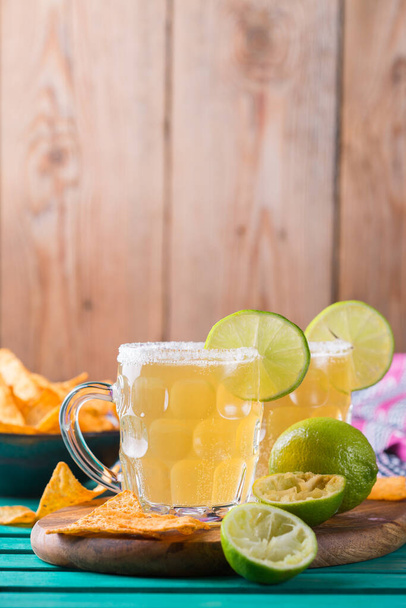 Mexikanischer Alkoholcocktail chelada mit leichtem Bier und Limettensaft - Foto, Bild
